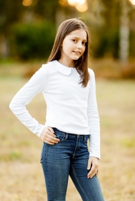 Maletă albă cu guler răsfrânt