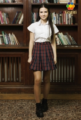 Fustă cu pliuri cusute în carouri